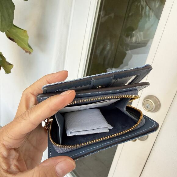 NWT Coach Snap Wallet In Loved Denim With Charm CEC35 denim/Gold/Light Indigo - Picture 5 of 5